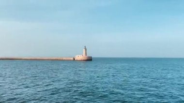 St. Elmo Breakwater, Valletta Limanı, Malta. Yattan zaman çizelgesi, arka planda Revealing City. Yüksek kalite 4k görüntü
