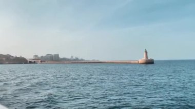 St. Elmo Breakwater, Valletta Limanı, Malta. Yattan zaman çizelgesi, arka planda Revealing City. Yüksek kalite 4k görüntü