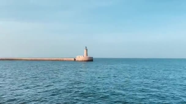 马耳他瓦莱塔港圣埃尔莫防波堤 从游艇上的时间过去了 背景是启示之城 高质量的4K镜头 — 图库视频影像