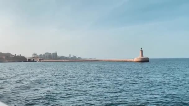 马耳他瓦莱塔港圣埃尔莫防波堤 从游艇上的时间过去了 背景是启示之城 高质量的4K镜头 — 图库视频影像