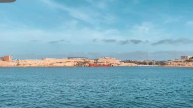 Rikazli Kalesi veya Ricasoli Kalesi, deniz manzaralı. Kalenin ortasındaki gladyatör arenası. Ağır çekim. Yüksek kalite 4k görüntü