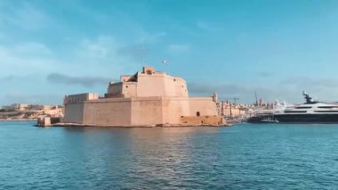 Grand Harbour, Malta 'nın merkezindeki St. Angelo Kalesi, denizden gelen zaman çizelgesi. Yüksek kalite 4k görüntü