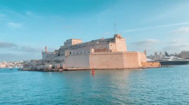St. Angelo Kalesi, Malta Grand Harbour 'un merkezinde, denizden çok uzakta. Yüksek kalite 4k görüntü