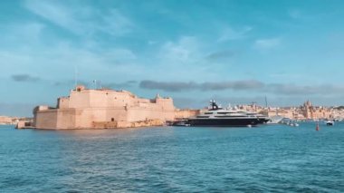 Grand Harbour, Malta, St. Angelo Kalesi denizden uzakta. Yüksek kalite 4k görüntü