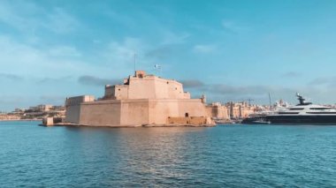 Grand Harbour, Malta, St. Angelo Kalesi denizden uzakta. Yüksek kalite 4k görüntü
