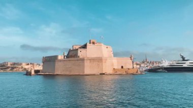 Grand Harbour, Malta, St. Angelo Kalesi denizden uzakta. Yüksek kalite 4k görüntü