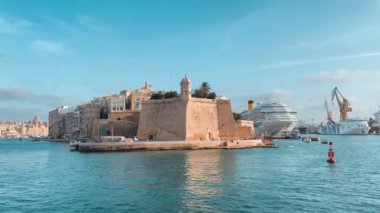 Gardjola Bahçeleri, Senglea Point Sahili, Malta, deniz manzarası. Yüksek kalite 4k görüntü