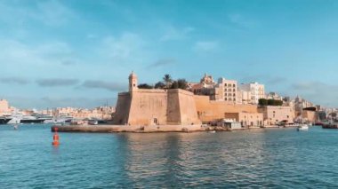 Gardjola Bahçeleri, Senglea Point Sahili, Malta, deniz manzarası. Yüksek kalite 4k görüntü