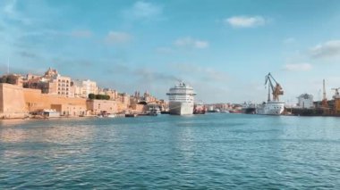 Valletta, Malta. 23 Ekim 2023 - Parlatorio İskelesi Malta Limanı, Kordin Tahıl Terminali ve Valleta Kapısı terminalleri, denizden gelen zaman aralığı. Yüksek kalite 4k görüntü