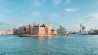 Valleta, Malta, 23 Ekim 2023 - Gardjola Gardens, Senglea Point Sahili, Palumbo tersanesini gösteriyor. Yüksek kalite 4k görüntü