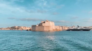 Grand Harbour, Malta, St. Angelo Kalesi denizden uzakta. Yüksek kalite 4k görüntü