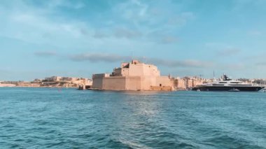 Grand Harbour, Malta, St. Angelo Kalesi denizden uzakta. Yüksek kalite 4k görüntü