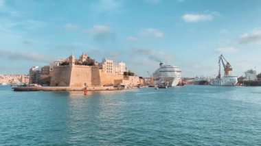 Valleta, Malta, 23 Ekim 2023 - Gardjola Gardens, Senglea Point Sahili, Palumbo tersanesini gösteriyor. Yüksek kalite 4k görüntü