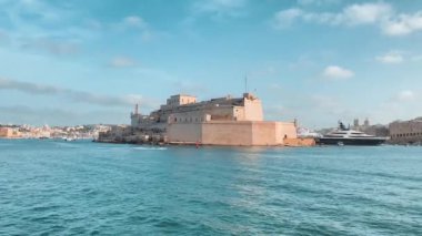 Grand Harbour, Malta, St. Angelo Kalesi denizden uzakta. Yüksek kalite 4k görüntü