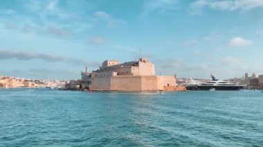 Grand Harbour, Malta, St. Angelo Kalesi denizden uzakta. Yüksek kalite 4k görüntü