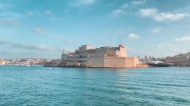 Grand Harbour, Malta, St. Angelo Kalesi denizden uzakta. Yüksek kalite 4k görüntü