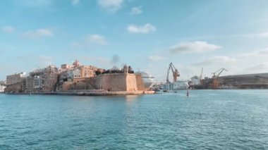 Valleta, Malta, 23 Ekim 2023 - Gardjola Gardens, Senglea Point Sahili, Palumbo tersanesini gösteriyor. Yüksek kalite 4k görüntü