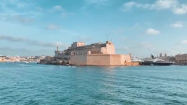 Grand Harbour, Malta, St. Angelo Kalesi denizden uzakta. Zaman ayarlı. Yüksek kalite 4k görüntü