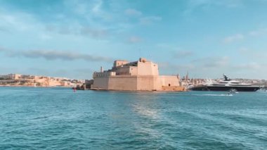 Grand Harbour, Malta, St. Angelo Kalesi denizden uzakta. Yüksek kalite 4k görüntü