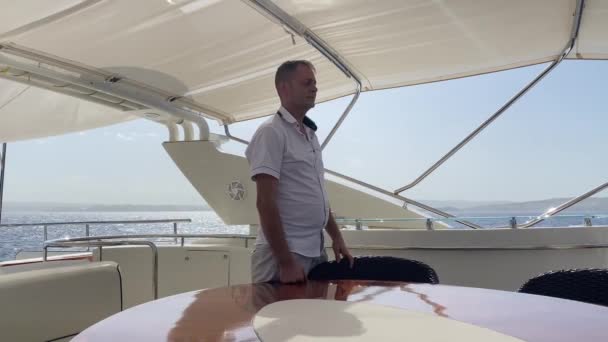 Flört Eden Yaşlı Adam Yatta Dinleniyor Yaz Tatili Gemi Sahibi — Stok video