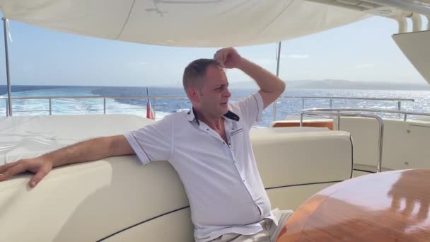Luxusní Životní Styl Starší Muž Odpočívá Jachtě Letní Dovolená Majitel — Stock video