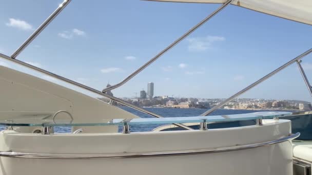 ヨットからの聖ジュリアン市民の風景 マルタ ルーキュリー休暇 ヨット 船の所有権 早期退職の概念 高品質の4K映像 — ストック動画