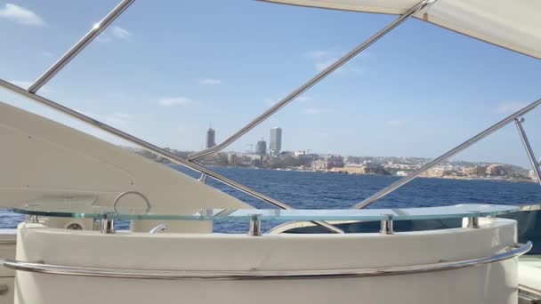 从游艇上看圣胡里安城景 马耳他的寒假 船舶所有权提前退休的概念 高质量的4K镜头 — 图库视频影像