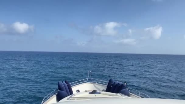 Pohled Shora Paluby Jachty Lámající Vlny Otevřeném Moři Vysoce Kvalitní — Stock video