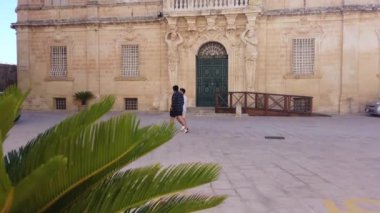 Mdina, Malta 5 Kasım 2023 - Katedral Müzesi os Saint Paul, Malta 'nın ortaçağ duvarlı kenti Mdina' da yer alan dini sanat müzesi. Yüksek kalite 4k görüntü