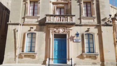 Mdina, Malta, 05.11.2023 - Akdeniz 'in Mdina kentindeki eski bir polis karakolu binası. Yüksek kalite 4k görüntü