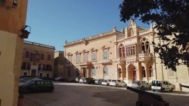 Mdina, Malta, 5 Kasım 2023 - Orta Çağ şehri Mdina 'daki St. Pauls Meydanı' ndaki Bishops Sarayı. Yüksek kalite 4k görüntü