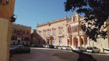 Mdina, Malta, 5 Kasım 2023 - Orta Çağ şehri Mdina 'daki St. Pauls Meydanı' ndaki Bishops Sarayı. Yüksek kalite 4k görüntü