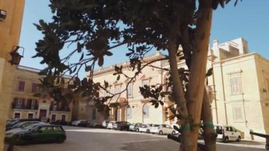 Mdina, Malta, 5 Kasım 2023 - Orta Çağ şehri Mdina 'daki St. Pauls Meydanı' ndaki Bishops Sarayı. Yüksek kalite 4k görüntü