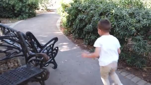 Гиперактивный Ребенок Мальчик Бегает Парку Медленное Движение Высококачественные Кадры — стоковое видео