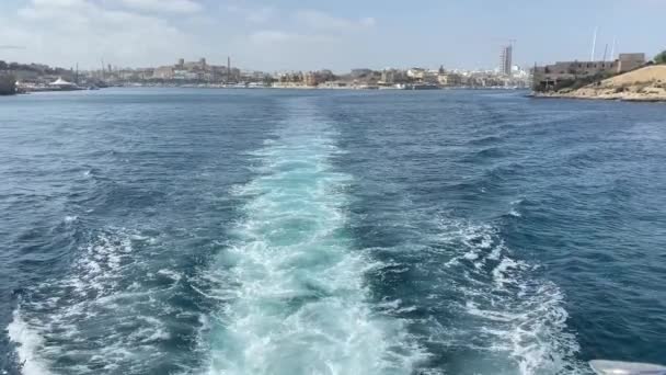 マルタ グランドハーバー ヴァレッタ 3つの都市を明らかにする地中海でのボートウェイク 高品質の4K映像 — ストック動画