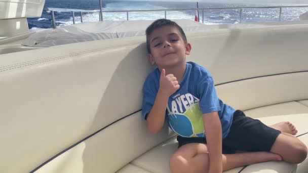 可爱的男孩大显身手 乘坐游艇家庭度假游历蓝色的大海观看暑假 高质量的4K镜头 — 图库视频影像