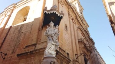 Mdina, Malta 5 Kasım 2023 - Malta 'nın tarihi kenti Mdina' da bir sokak köşesinde Bakire Meryem ve bebek İsa 'nın heykeli. Yüksek kalite 4k görüntü