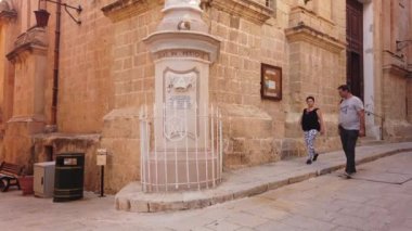 Mdina, Malta 5 Kasım 2023 - Malta 'nın tarihi kenti Mdina' da bir sokak köşesinde Bakire Meryem ve bebek İsa 'nın heykeli. Yüksek kalite 4k görüntü