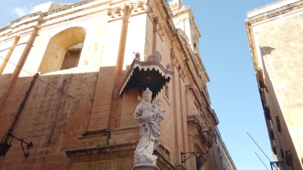 马耳他Mdina 2023年11月5日 在马耳他历史名城Mdina的一个街角上 圣母玛利亚和婴儿耶稣的雕像 高质量的4K镜头 — 图库视频影像
