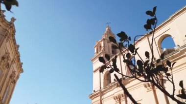 Mdina, Malta, 5 Kasım 2023 - St Pauls Katedrali 'nin saat kulesi, Sessiz Şehir. Yüksek kalite 4k görüntü