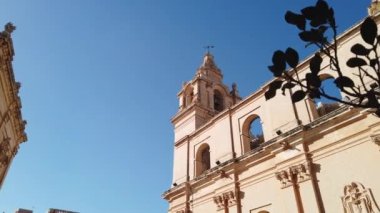 Mdina, Malta, 5 Kasım 2023 - St Pauls Katedrali 'nin saat kulesi, Sessiz Şehir. Yüksek kalite 4k görüntü