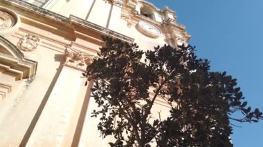Mdina, Malta, 5 Kasım 2023 - St Pauls Katedrali 'nin saat kulesi, Sessiz Şehir. Yüksek kalite 4k görüntü