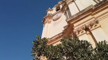 Mdina, Malta 5 Kasım 2023 - St. Pauls Katedrali 'nin takvim kulesi müstahkem Mdina' da. Yüksek kalite 4k görüntü