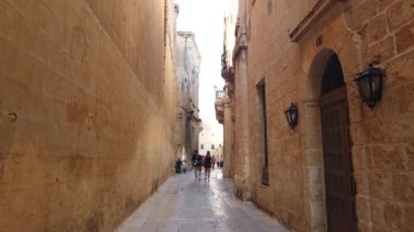 Mdina, Malta 5 Kasım 2023 - Malta 'nın Ortaçağ Sessiz Şehri' nde dar sokaklar boyunca yürü. Yüksek kalite 4k görüntü