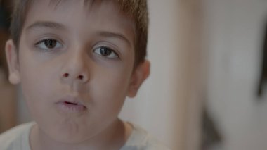 Sevimli ön okul çocuğu komik surat ifadeleri takınıyor. Yüksek kalite 4k görüntü