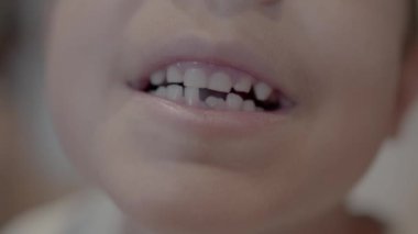 Kayıp diş. Süt dişi kaybolan ve kalıcı olarak büyüyen gülümseyen bir çocuğa yaklaş. Yüksek kalite 4k görüntü