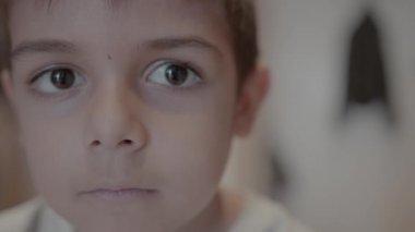 Kızgın bir anaokulu çocuğunun portresi. Çocuk ev işlerinden hoşlanmıyor. Yüksek kalite 4k görüntü