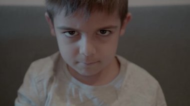 Sevimli ön okul çocuğu komik surat ifadeleri takınıyor. Yüksek kalite 4k görüntü