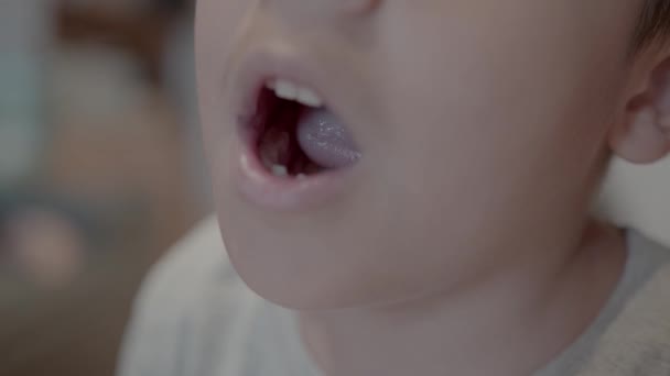 Une Dent Manquante Gros Plan Sur Enfant Souriant Montrant Dent — Video