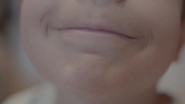Brakujący Ząb Zbliż Się Uśmiechniętego Dzieciaka Brakującym Mlecznym Zębem Rosnącym — Wideo stockowe